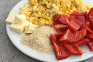 Umešana jajca in kvasni kosmiči