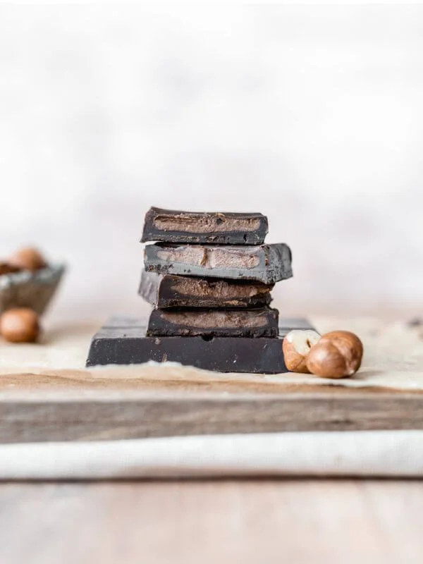 Temna čokolada z lešnikovim polnilom s sladilom