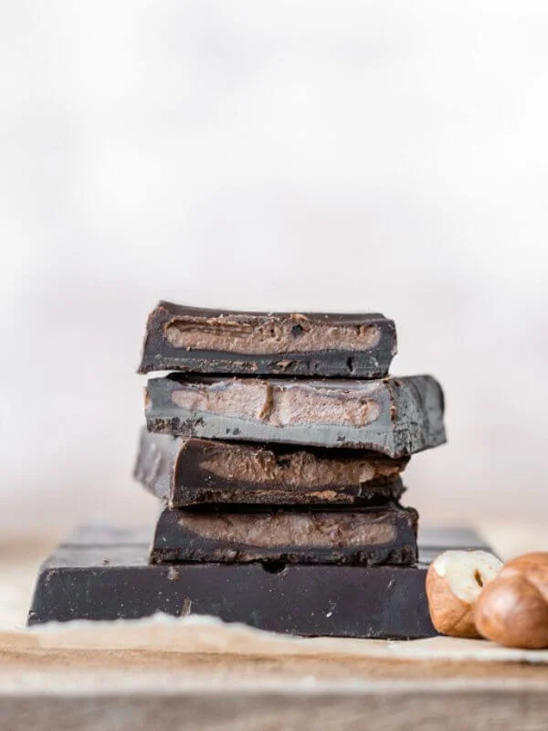 Temna čokolada z lešnikovim polnilom s sladilom