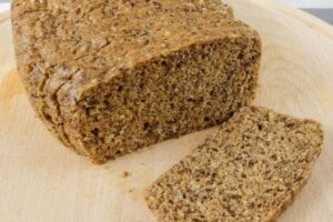 brezglutenski kruh iz lanene moke nosilna