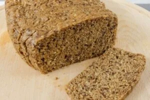 brezglutenski kruh iz lanene moke nosilna