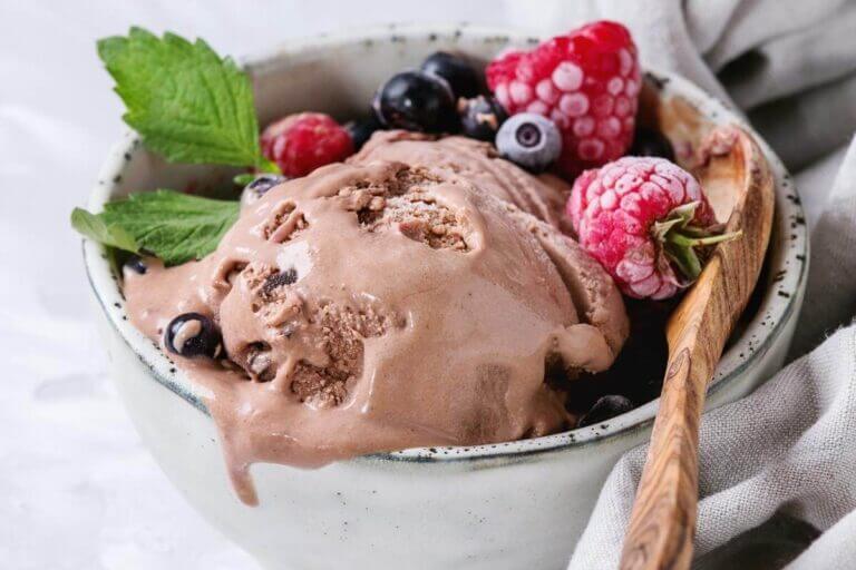 Veganski beljakovinski čokoladni sladoled pajs brez obresti