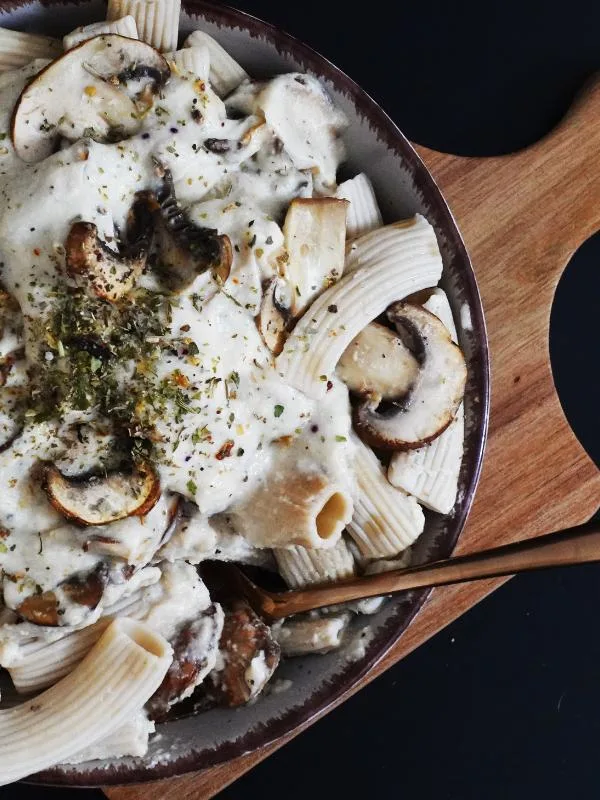 LCHF testenine iz zelene bananine moke, omaka in kvasni kosmiči