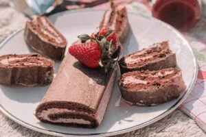 FIT čokoladna rulada z jagodnim nadevom