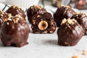 keto čokoladne kroglice z lešniki