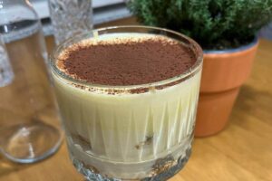 keto tiramisu v kozarčku pajs brez obresti