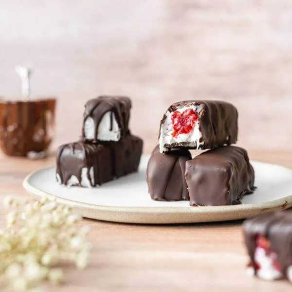 domača čokolada z jagodno kremo