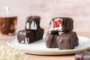domača čokolada z jagodno kremo