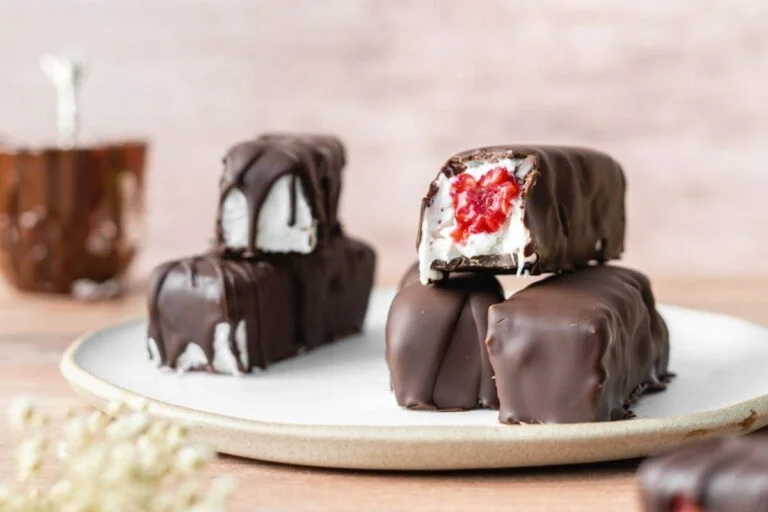 domača čokolada z jagodno kremo