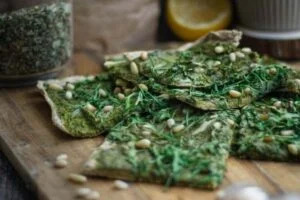 keto pizza s špinačnim pestom