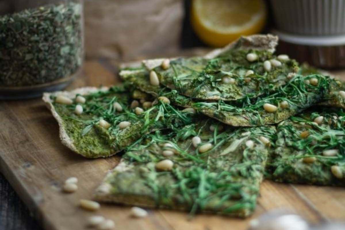 keto pizza s špinačnim pestom