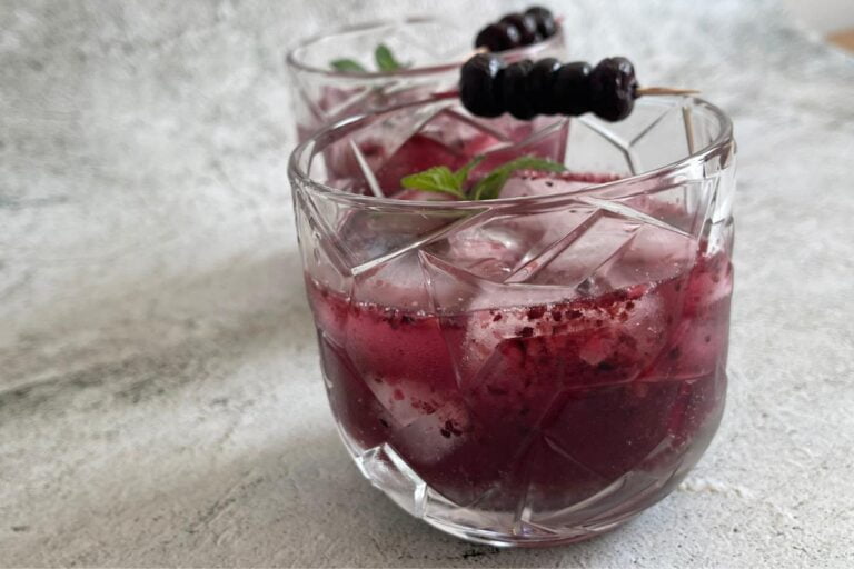 Keto Borovničev mojito