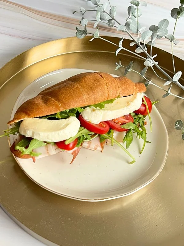 Low carb croissant sendvič