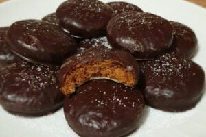 KETO medenjaki iz orehove razmaščene moke