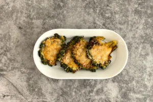 Zdrobljen brokoli s parmezanom