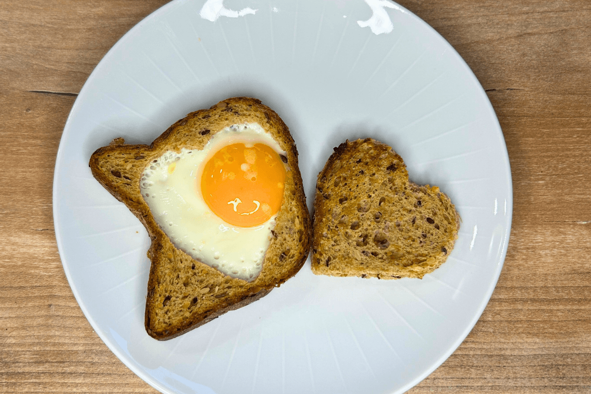 Jajčka v srčku naslov