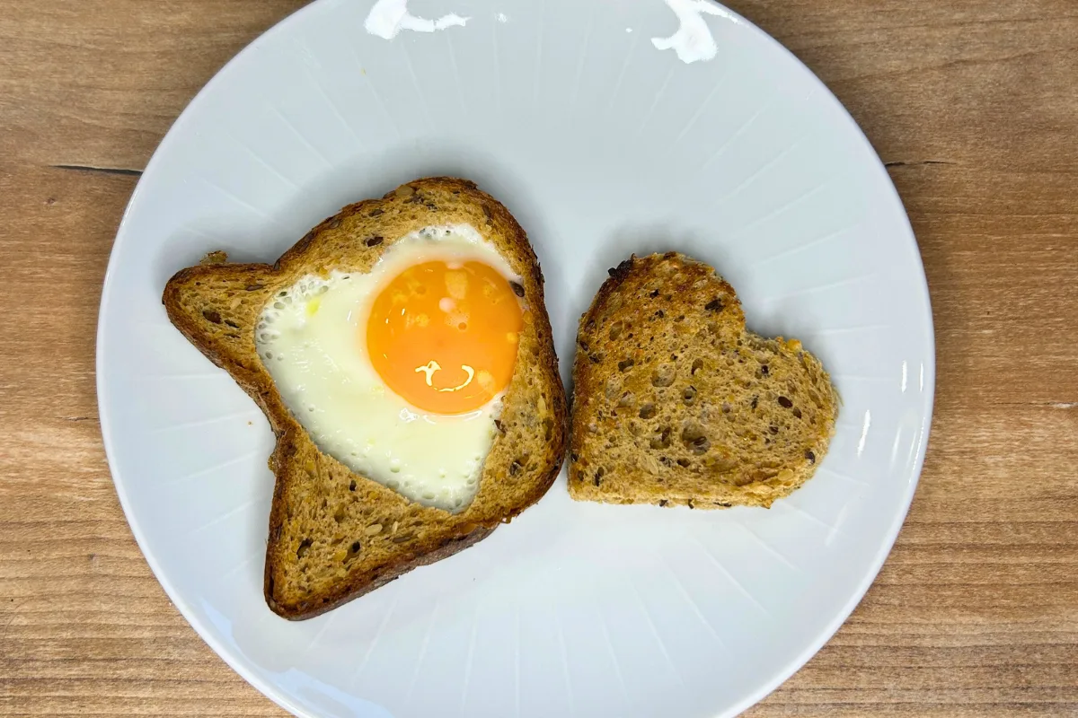 Jajčka v srčku naslov