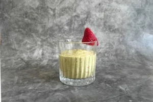 KETO Avokadov smoothie z jagodami in meto