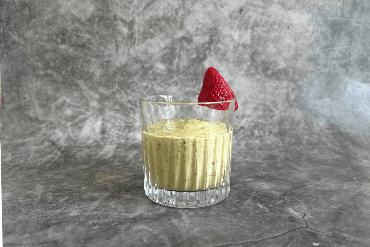 KETO Avokadov smoothie z jagodami in meto