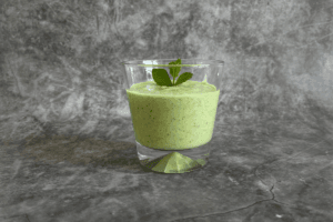 KETO zeleni smoothi z avokadom in kokosovim mlekom