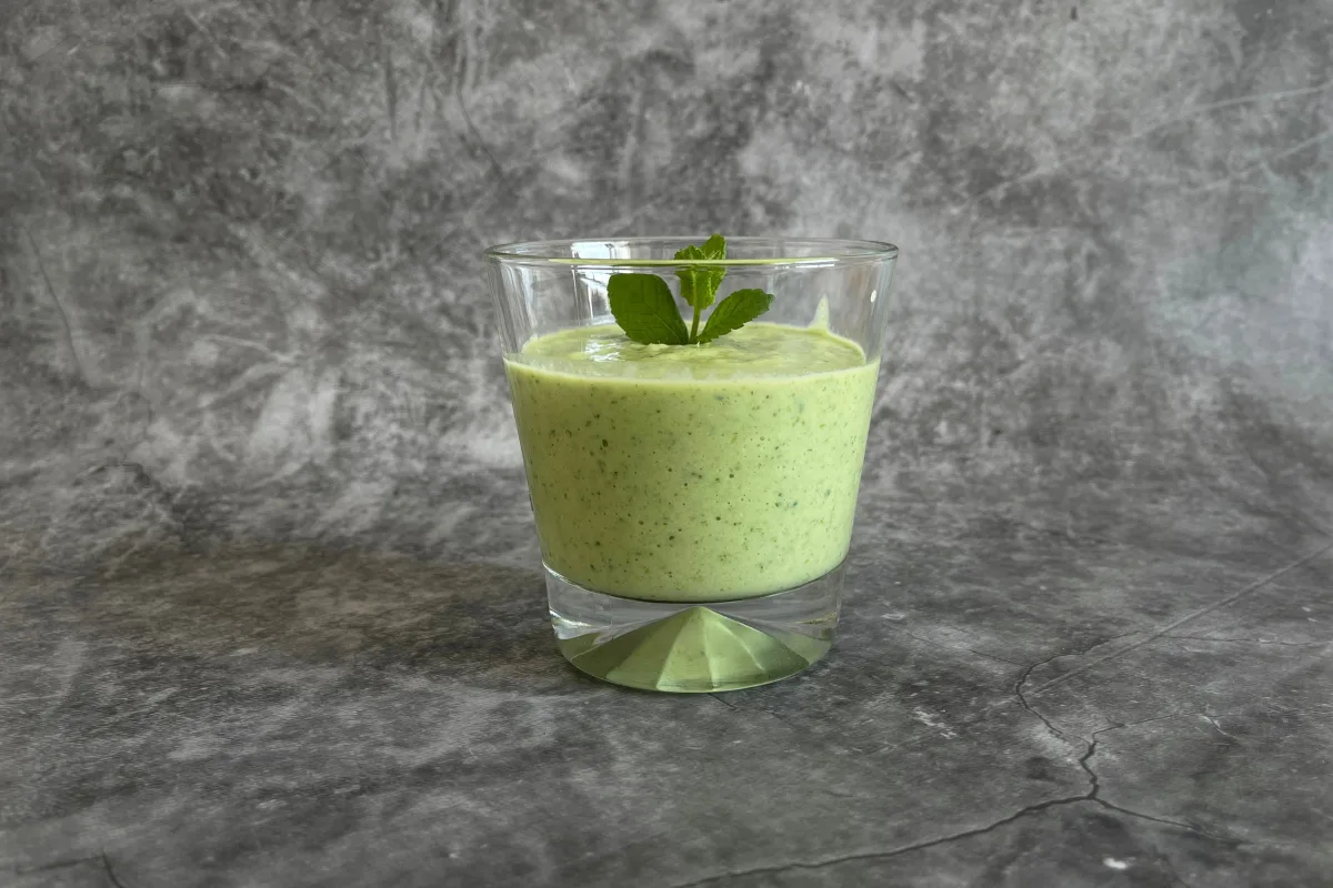 KETO zeleni smoothi z avokadom in kokosovim mlekom