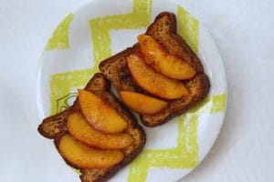Low Carb french toast z breskvami in pistacijevim namazom