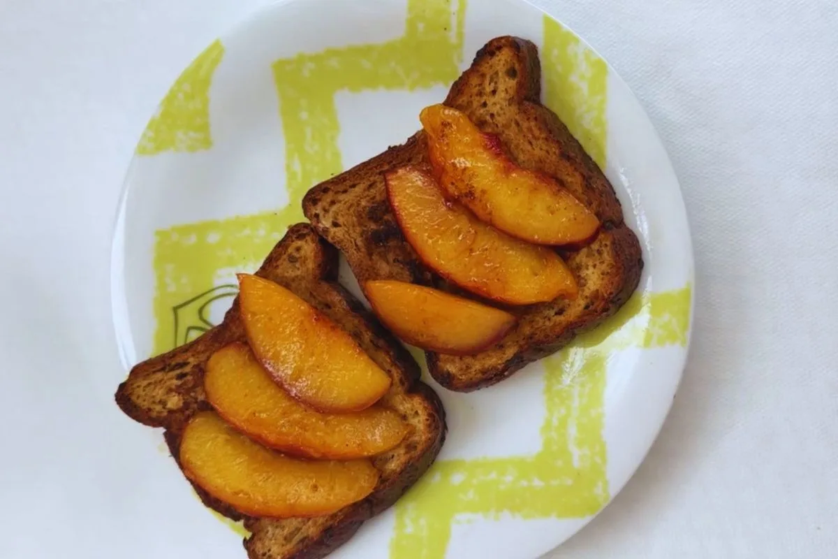 Low Carb french toast z breskvami in pistacijevim namazom