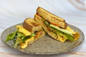 Hrustljav LOW CARB toast z jajcem in slanino