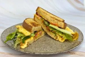 Hrustljav LOW CARB toast z jajcem in slanino