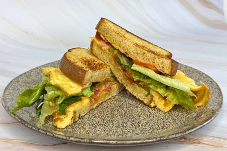 Hrustljav LOW CARB toast z jajcem in slanino