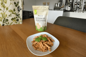 Sezamovi peresniki s paradižnikovo omako