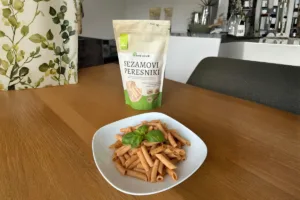 Sezamovi peresniki s paradižnikovo omako